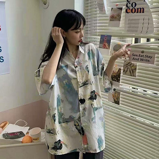 ペールカラーにオレンジが映えるアーティな半袖ビッグシャツ