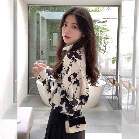 モノトーン蔦柄ブラウス