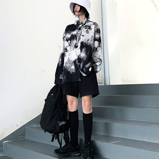 シックなモノクロからの絞り染め長袖シャツ