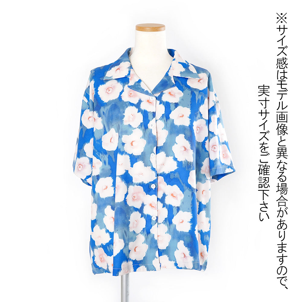 フローラルペイントと美しいブルーの半袖オープンシャツ
