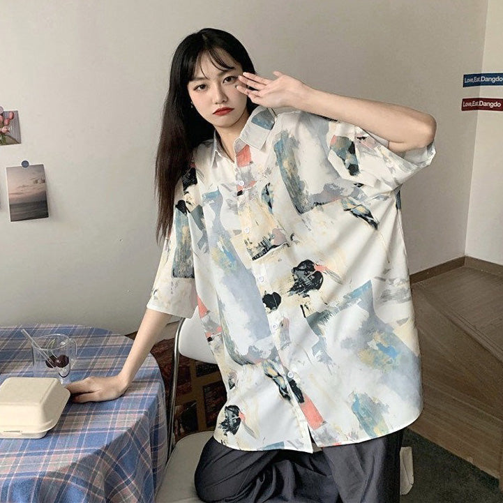 ペールカラーにオレンジが映えるアーティな半袖ビッグシャツ