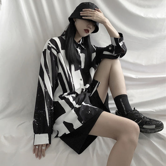 コントラストの効いた構築的柄の長袖シャツ