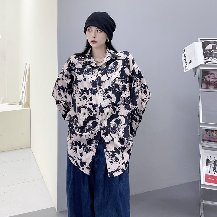 ピンクベージュのぼかしフラワーの長袖シャツ