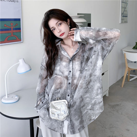 ぼかしグレーのシアーシャツ