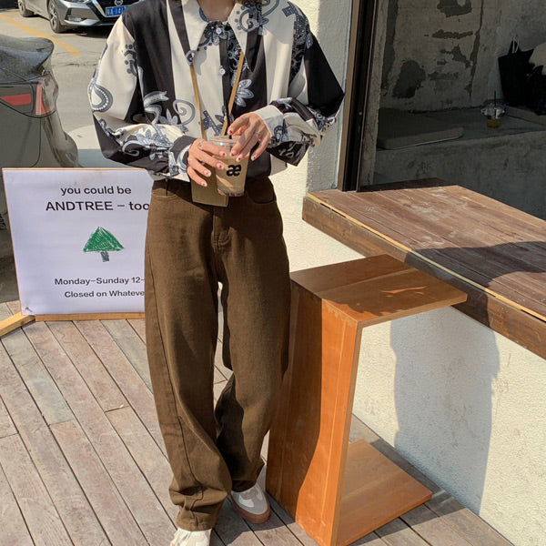 レトロモダンなモノトーンストライプの長袖シャツ