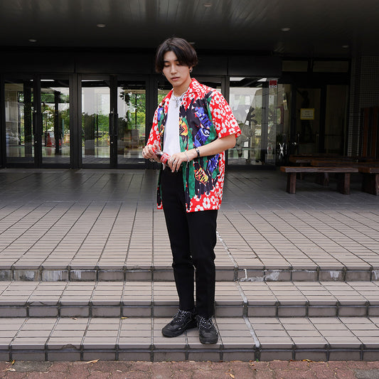 ビッグフラワーアートの半袖オープンカラーシャツ