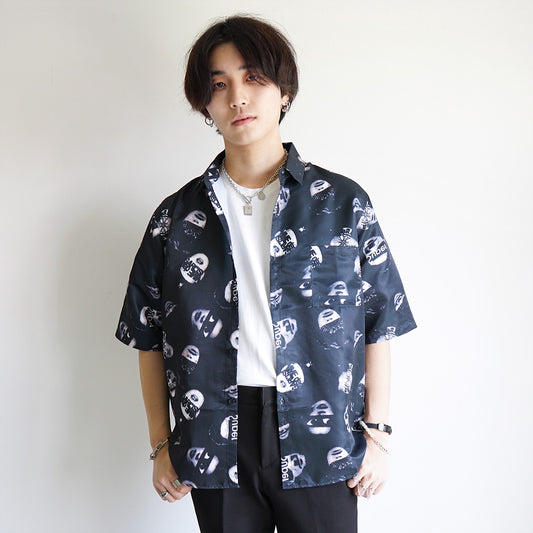 アイマスクフェイスの半袖サテンシャツ