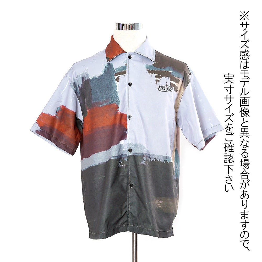 ワンポイントロゴとグラフィティの半袖シャツ