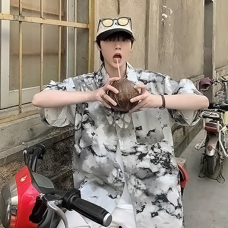 トレンド感を纏うタイダイ柄の半袖シャツ