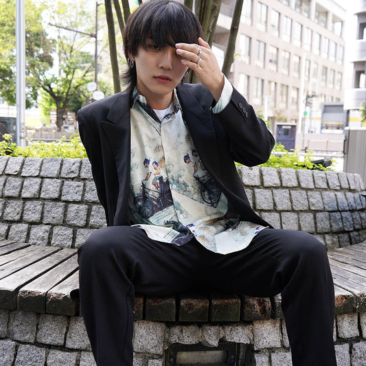 自転車と戯れる子供たちの柄の長袖シャツ