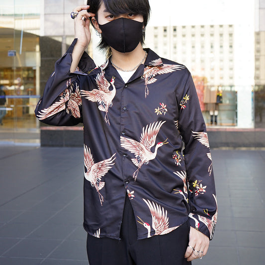 ムードあるピンクの鶴柄のサテンオープンカラー長袖シャツ