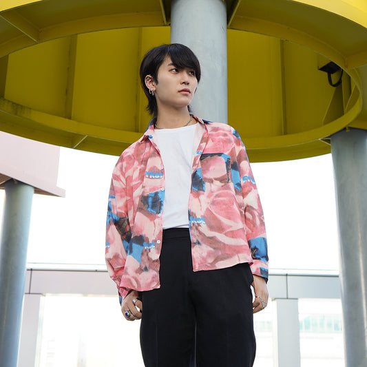 ピンクローズとブルーテキストの長袖シャツ