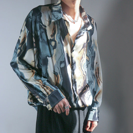 芸術的なうねり柄のブルーグラデ長袖シャツ