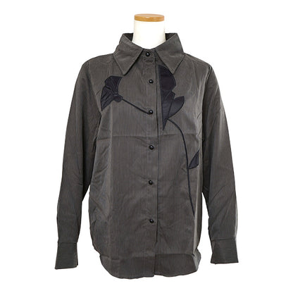 A single flower, pinstripes