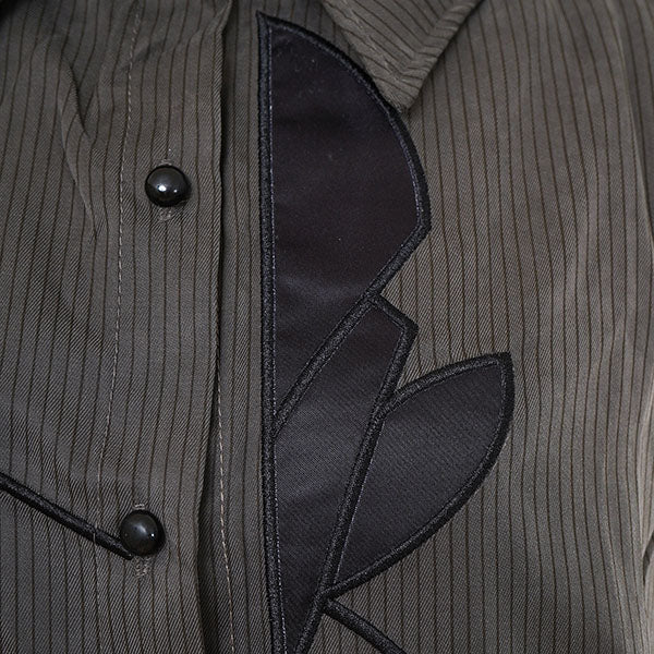 A single flower, pinstripes