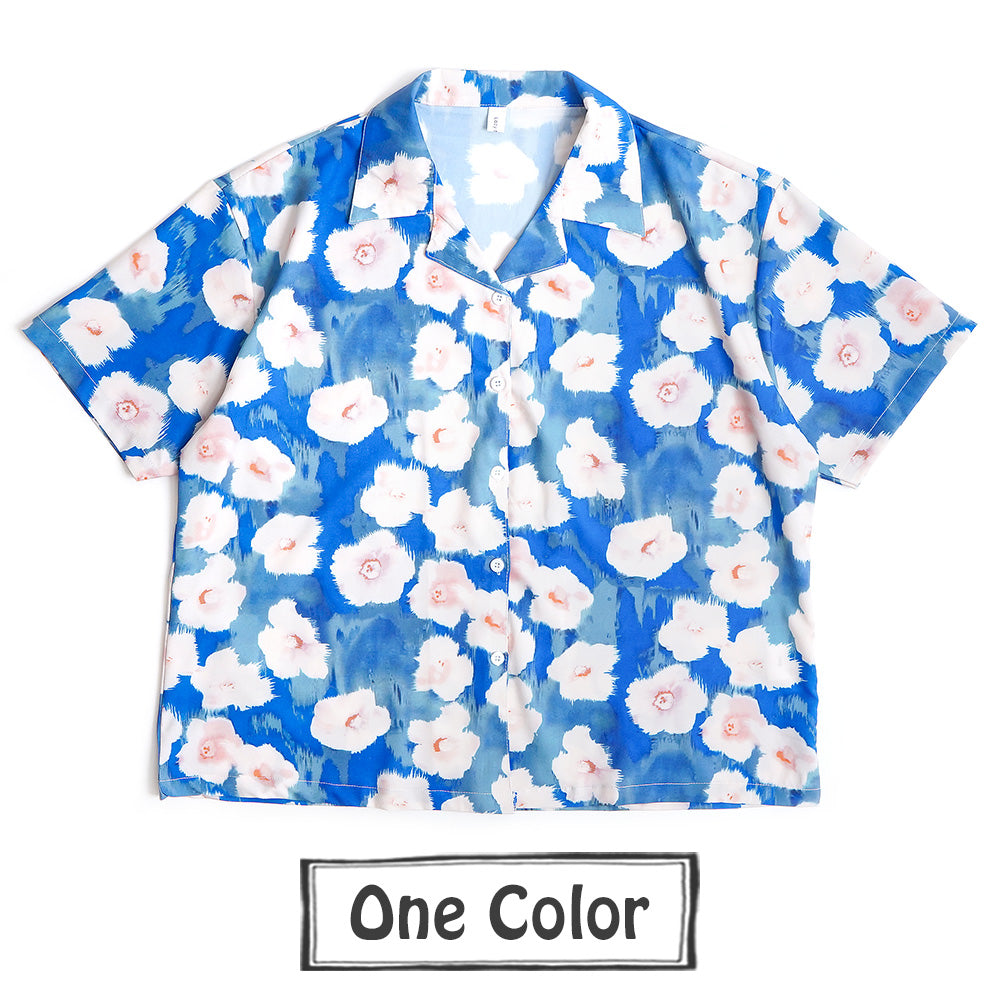 フローラルペイントと美しいブルーの半袖オープンシャツ