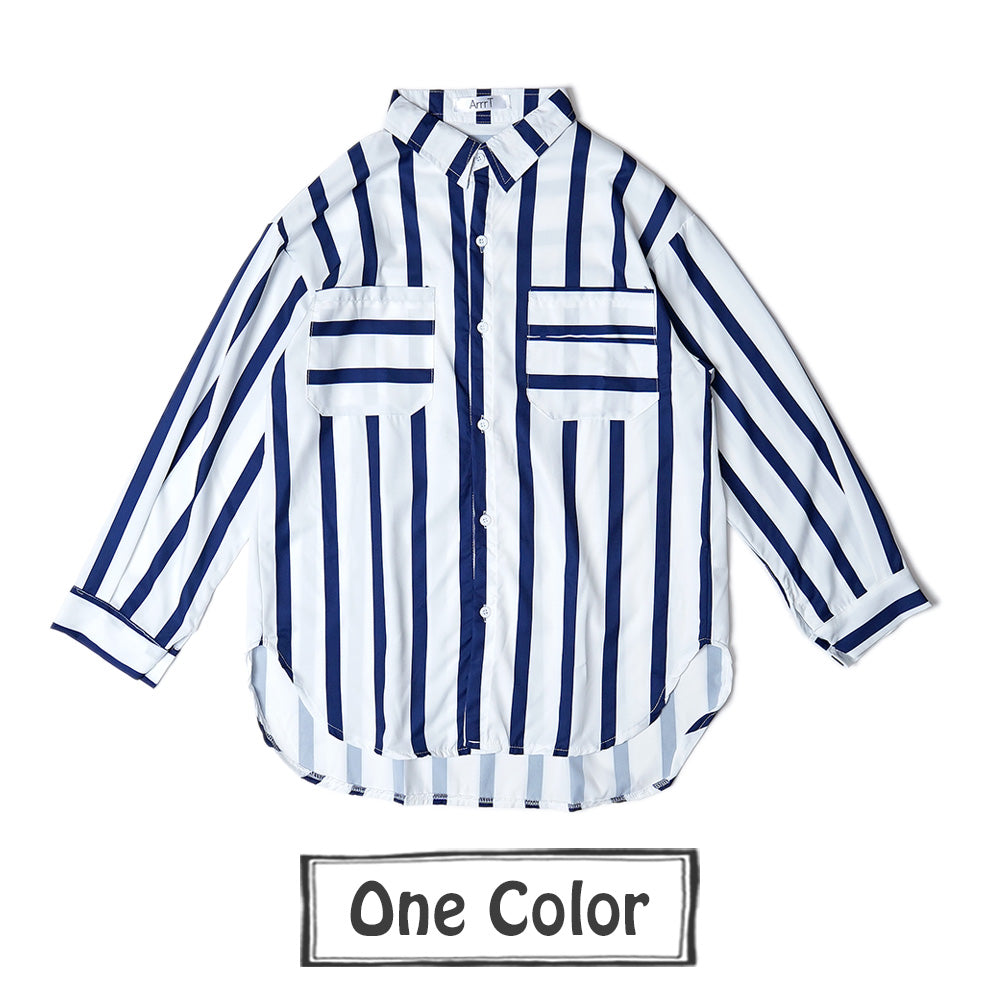 青と白の爽やかストライプ柄の長袖シャツ