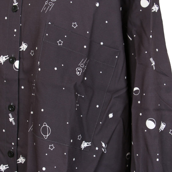 宇宙飛行士やUFOやロケットが浮かびまわる宇宙柄の長袖シャツ