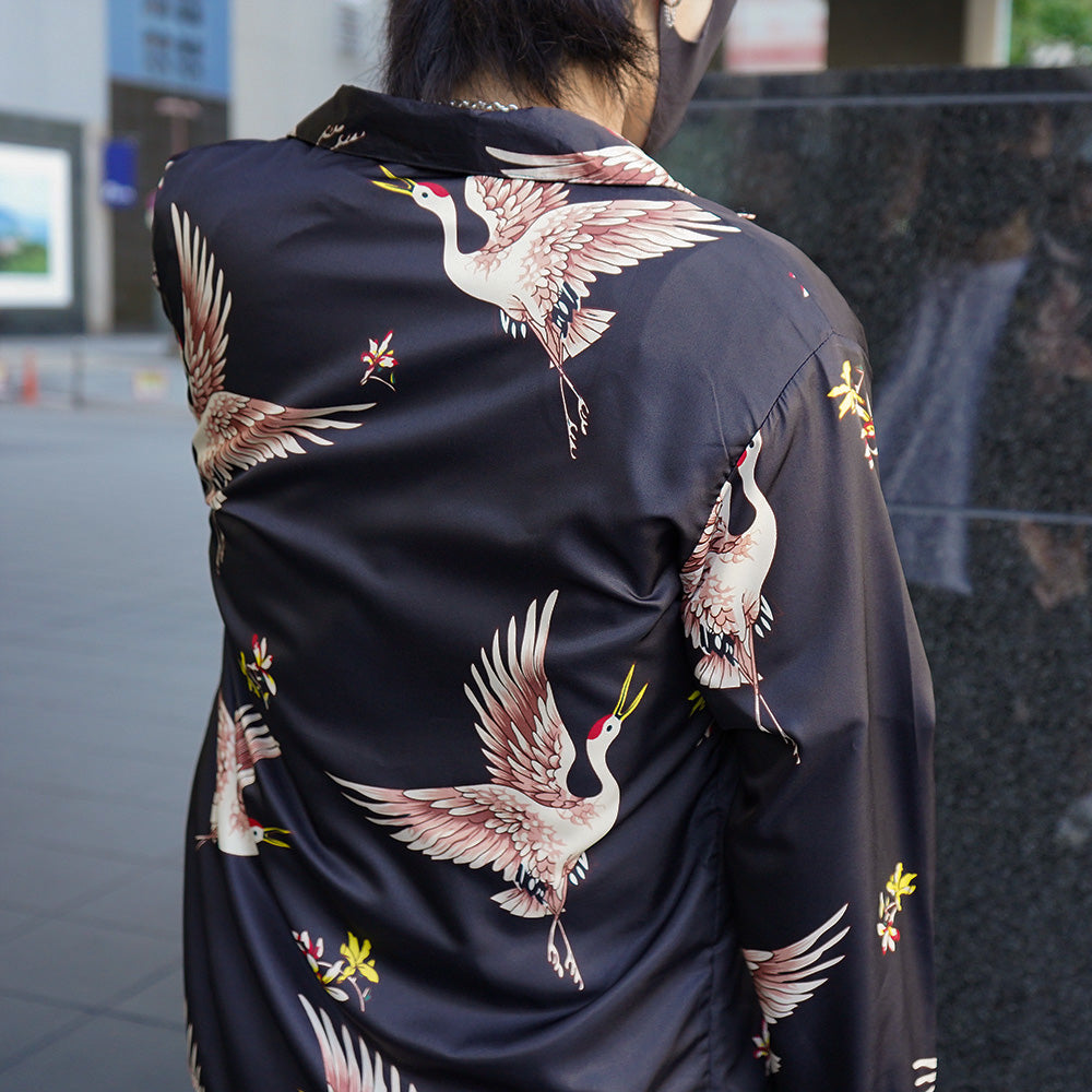 ムードあるピンクの鶴柄のサテンオープンカラー長袖シャツ